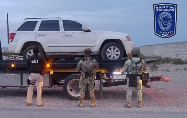 Asegura AEI dos vehículos con impactos de arma de fuego abandonados en camino de Ojinaga