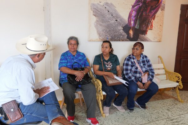 Arturo Zubía acerca apoyos a comunidades alejadas del distrito