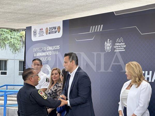 Encabeza Bonilla la entrega de chalecos balísticos y armas cortas a elementos municipales
