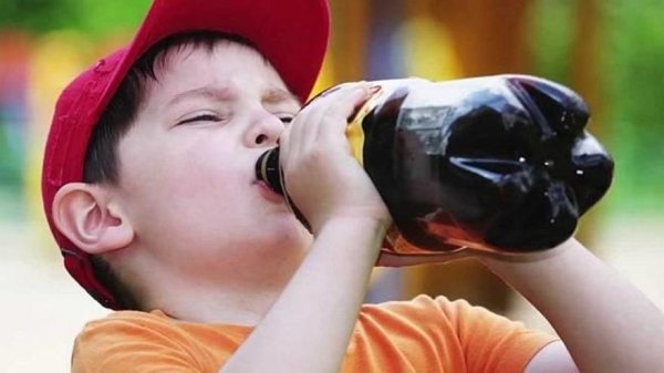 Cómo las bebidas azucaradas están destruyendo el cuerpo de los niños