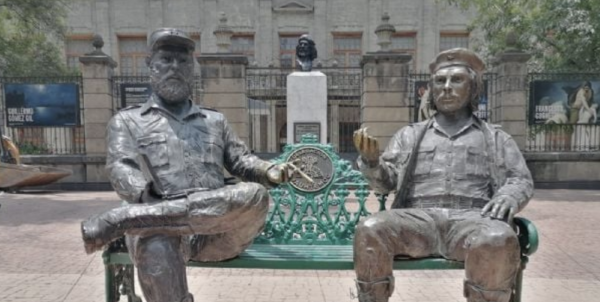 Polémica en México por retiro de esculturas del 'Che' Guevara y Fidel Castro
