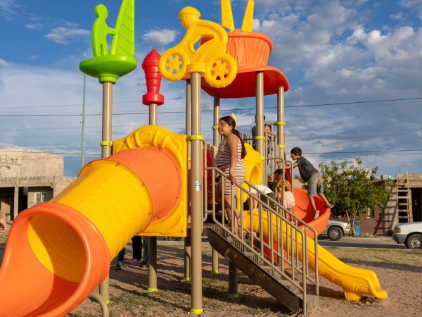 Entrega Valenciano juegos infantiles a colonias ganadoras del Presupuesto Participativo 2025 en Delicias