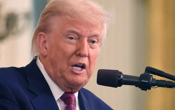 Las teorías de conspiración sobre Epstein colocan a Trump en una crisis creada por él mismo