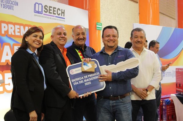 Celebran al magisterio con entrega de laptops, pantallas y vehículos