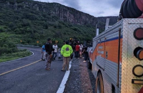 Rescatan a 17 personas atrapadas en cascadas de Tarimoro, Guanajuato, por inundaciones