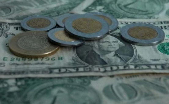 Peso gana terreno por debilidad del sector privado de Estados Unidos