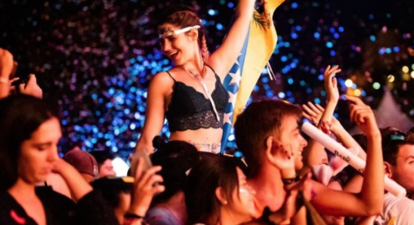 Con miles de asistentes, Tomorrowland arranca tras incendio que destruyó su escenario principal
