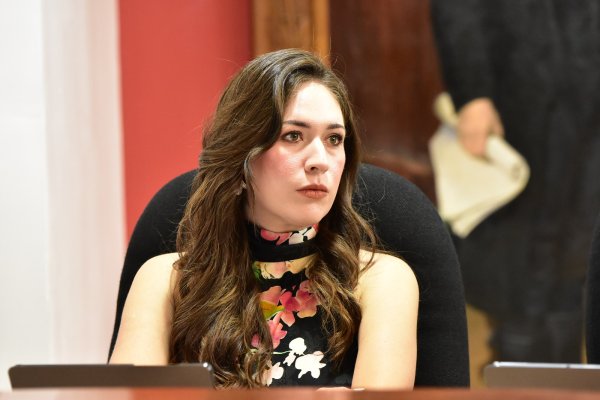 Por amparos que promueve Alma Portillo, reciben agua familias de 12 sectores de Parral