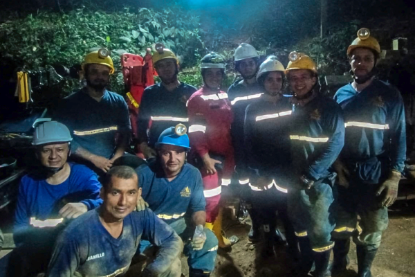 Socorristas rescatan a 18 trabajadores atrapados en mina de oro en Colombia