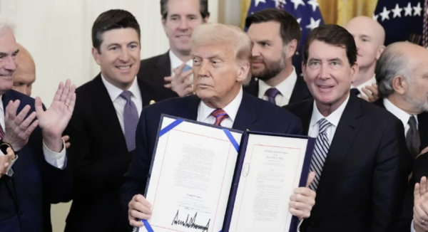 Trump firma nueva Ley Genius, primera regulación para un tipo de criptomoneda