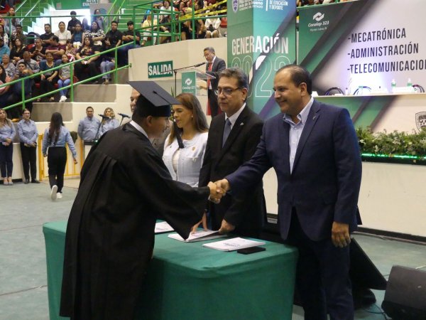 Egresan más de 3 mil estudiantes de planteles del Conalep