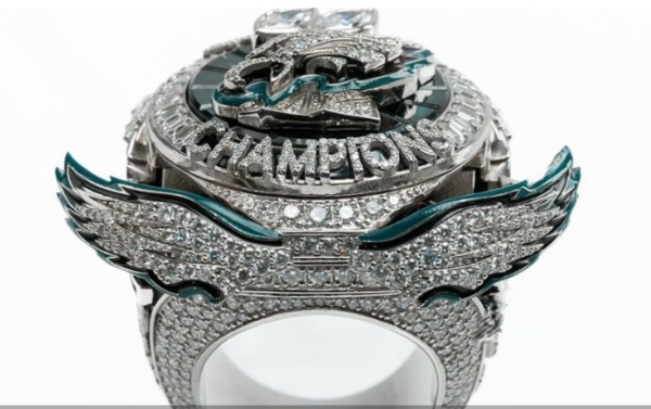 Los Eagles reciben sus anillos de campeones del Super Bowl LIX que incluyen un compartimento que despliega una alas