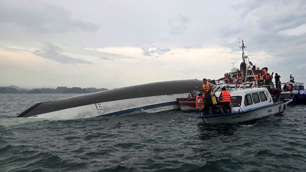 Mueren 34 personas al volcar un barco turístico en Vietnam