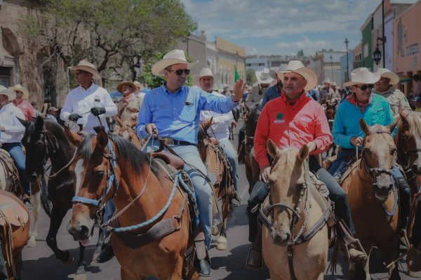 Cabalgan alcaldes de Chihuahua y Parral junto a jinetes del estado en las Jornadas Villistas