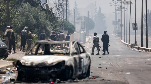 Saqueos, incendios y cadáveres en el sur de Siria pese a cese el fuego