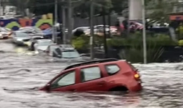 Activan alerta roja por lluvias en Magdalena Contreras; corriente arrastra varios a autos (Videos)