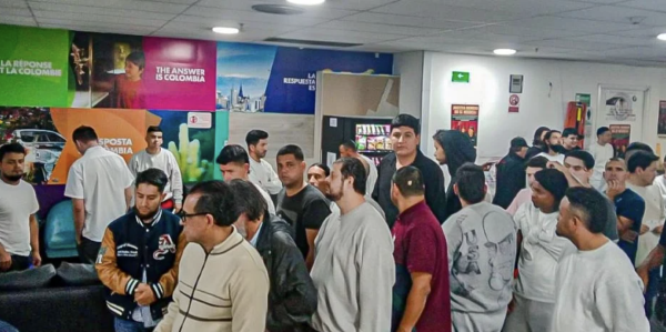 EU deporta a 118 migrantes colombianos; cada uno recibirá mil dólares tras su regreso a Bogotá