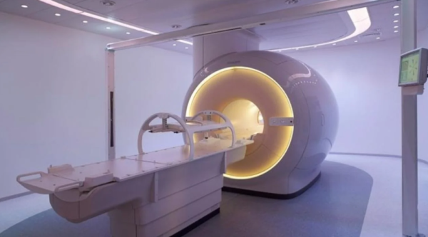 Hombre muere al ser succionado por máquina de resonancia magnética; llevaba una cadena en su cuello