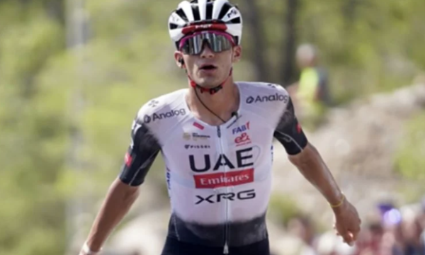 El mexicano Isaac del Toro gana con autoridad la carrera ‘Clàssica Terres de l’Ebre’ en Barcelona, España