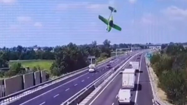 El momento en que una avioneta se estrella en medio de una autopista (video)