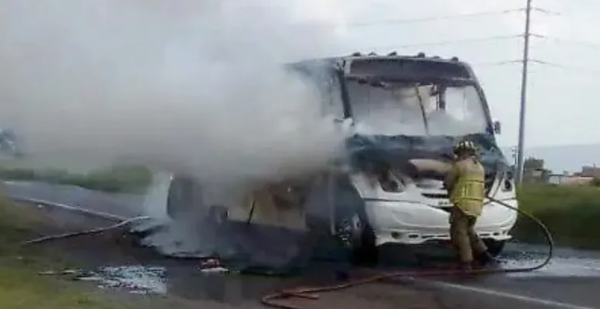 Comando intercepta camión de pasajeros y lo incendia en Guanajuato
