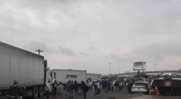 Transportistas bloquean autopistas en el Edomex por la desaparición de uno de sus líderes