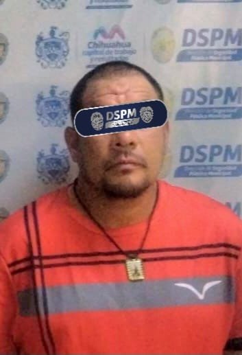 Lo detienen municipales por conducir Nissan con reporte de robo; podría estar ligado en 14 robos más