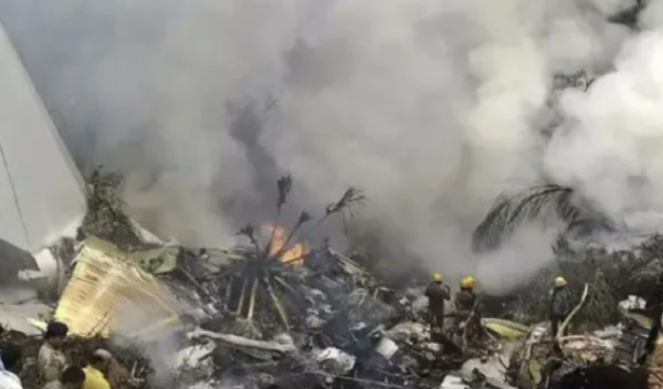 Mueren cerca de 50 personas tras estrellarse un avión en el este de Rusia