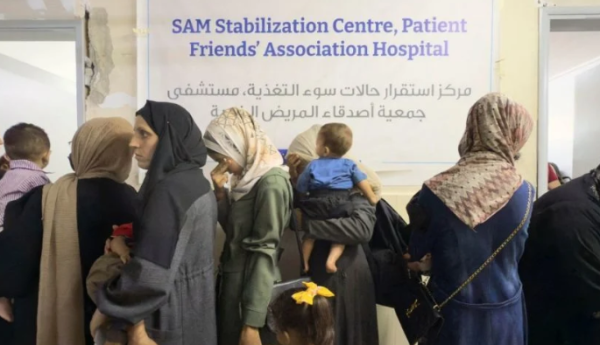 El único hospital de Gaza que trata la desnutrición se llena de madres, niños y médicos hambrientos