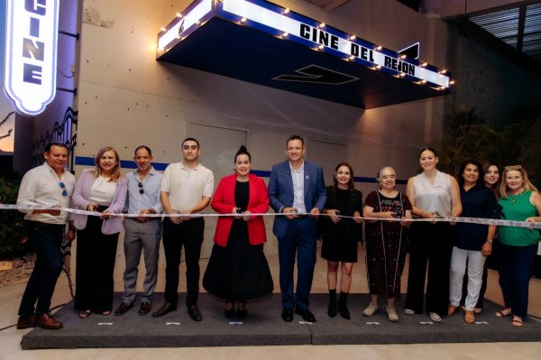 Inaugura Alcalde rehabilitación y modernización del Cine Rejón
