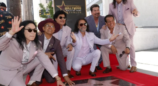 Los Bukis reciben su estrella de la fama en Hollywood y la dedican a los migrantes