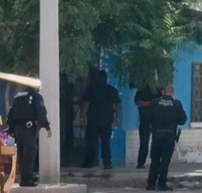 Denuncian vecinos de la colonia Arroyo Colorado olores fétidos en vivienda de Juárez; podría tener relación con funeraria Del Carmen