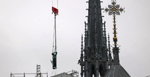 Restauración de Notre Dame: reinstalan la estatua de Santo Tomás al exterior de la catedral y finalizan trabajos en la parte superior