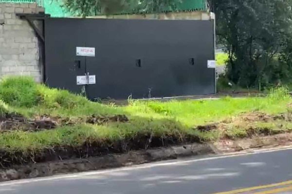 Aseguran bodega clandestina de huachicol sobre carretera en el poblado de Tres Marías en Morelos