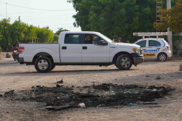 Enfrentamiento en Apatzingán, Michoacán deja dos muertos y quema de vehículos; denuncian desplazamiento de personas