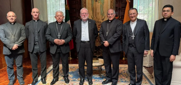 Llega a México canciller del Vaticano; oficiará misa en la Basílica de Guadalupe