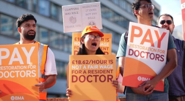 Médicos en Inglaterra se van a huelga de cinco días; exigen aumento salarial