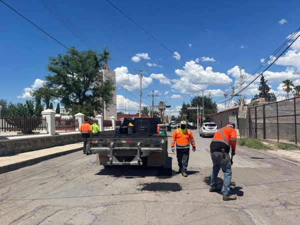 Programa Tache a cada bache en marcha en la calle Abasolo en Camargo