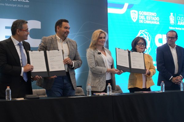 Maru Campos firma carta- donación de terreno para Centro de Convenciones en Juárez