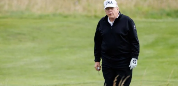 Trump juega golf en Escocia previo a su reunión con la presidenta de la Comisión Europea para negociar los aranceles