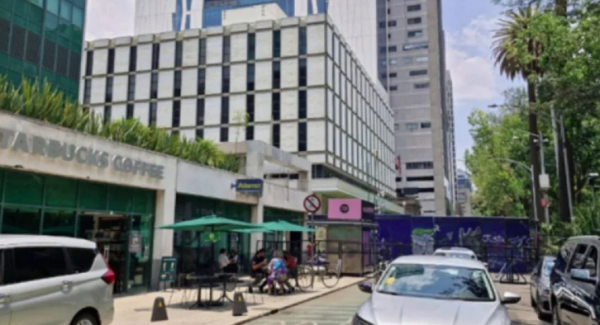Colocan vallas en los accesos a la embajada de EU y en varios negocios sobre Paseo de la Reforma por tercera marcha contra la gentrificación