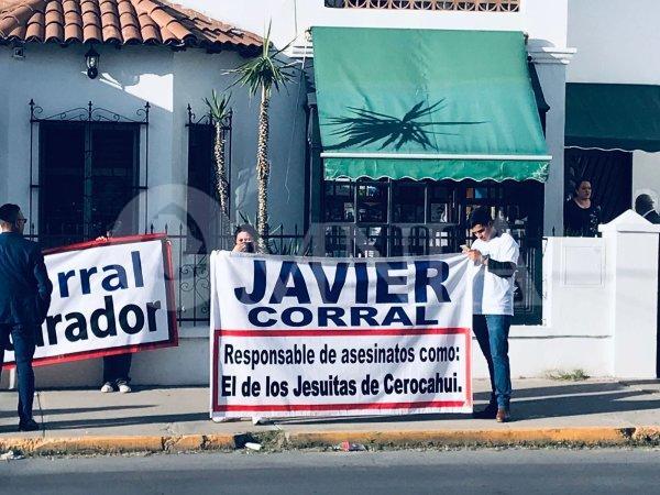 Manifestación en presentación de libro de Ricardo Raphael en Chihuahua