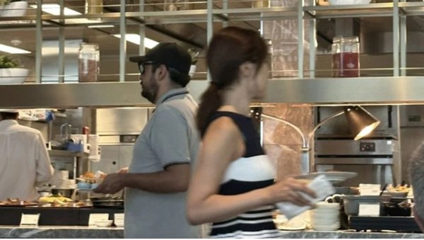 Andy López Beltrán vacaciona en Japón y es captado en hotel de lujo junto a otro integrante de 