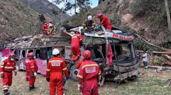 Autobús que viajaba de Lima a la Amazonía peruana se vuelca en una carretera y deja 18 muertos