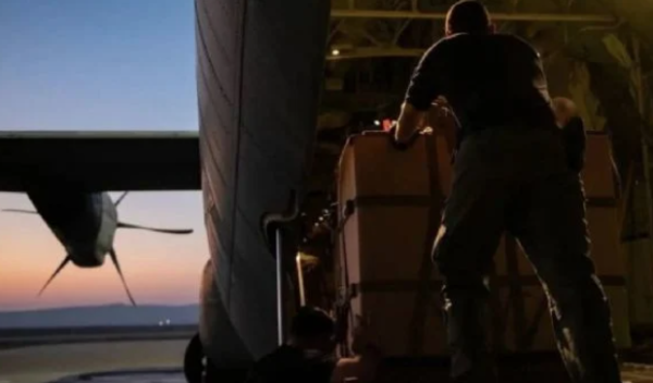 MSF ve el lanzamiento aéreo de ayuda humanitaria como una 