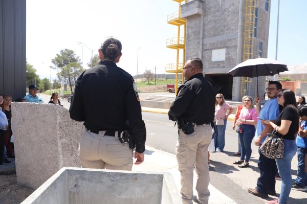 Conocen familiares de cadetes de policías municipales las instalaciones del ISSCUU