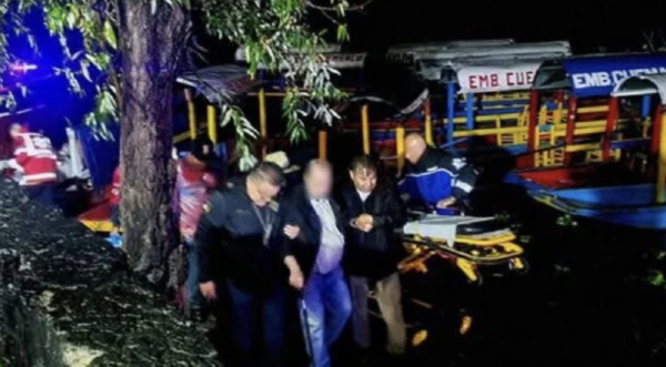 Treinta personas se quedan varadas en una trajinera en Xochimilco (Video)