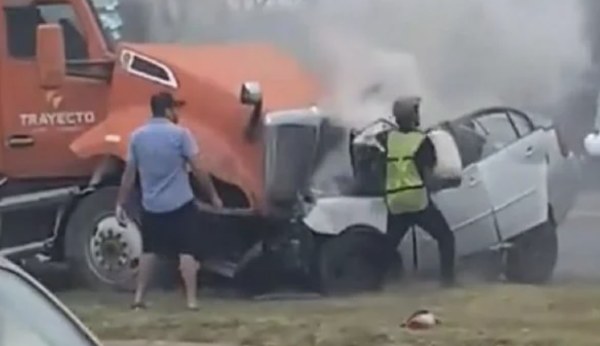 Auto pierde el control y se estrella de frente con un tráiler en Nuevo León (Video)