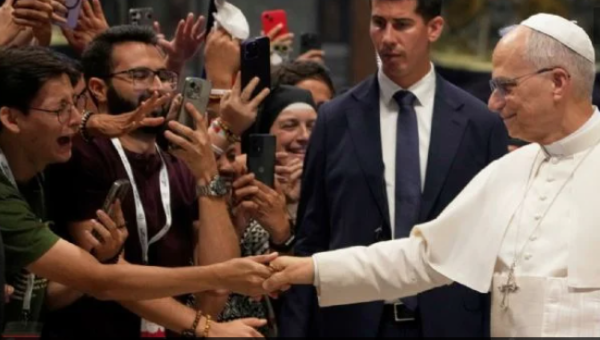 Reciben al Papa León XIV como estrella de rock en festival de influencers católicos