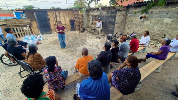 Entrega Jael Argüelles Díaz insumos a adultos mayores en la colonia Luis Olague